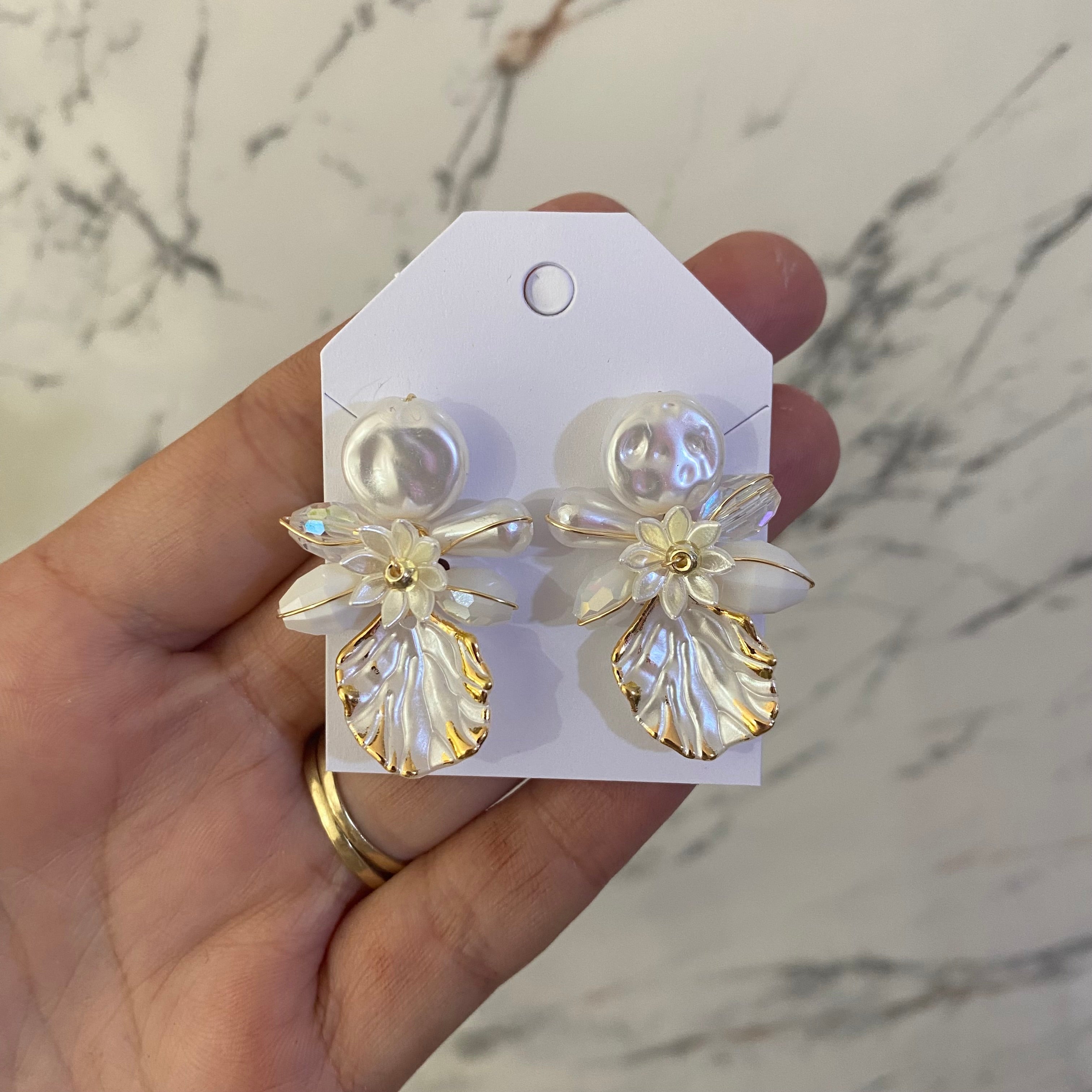 Arete con hoja decorada