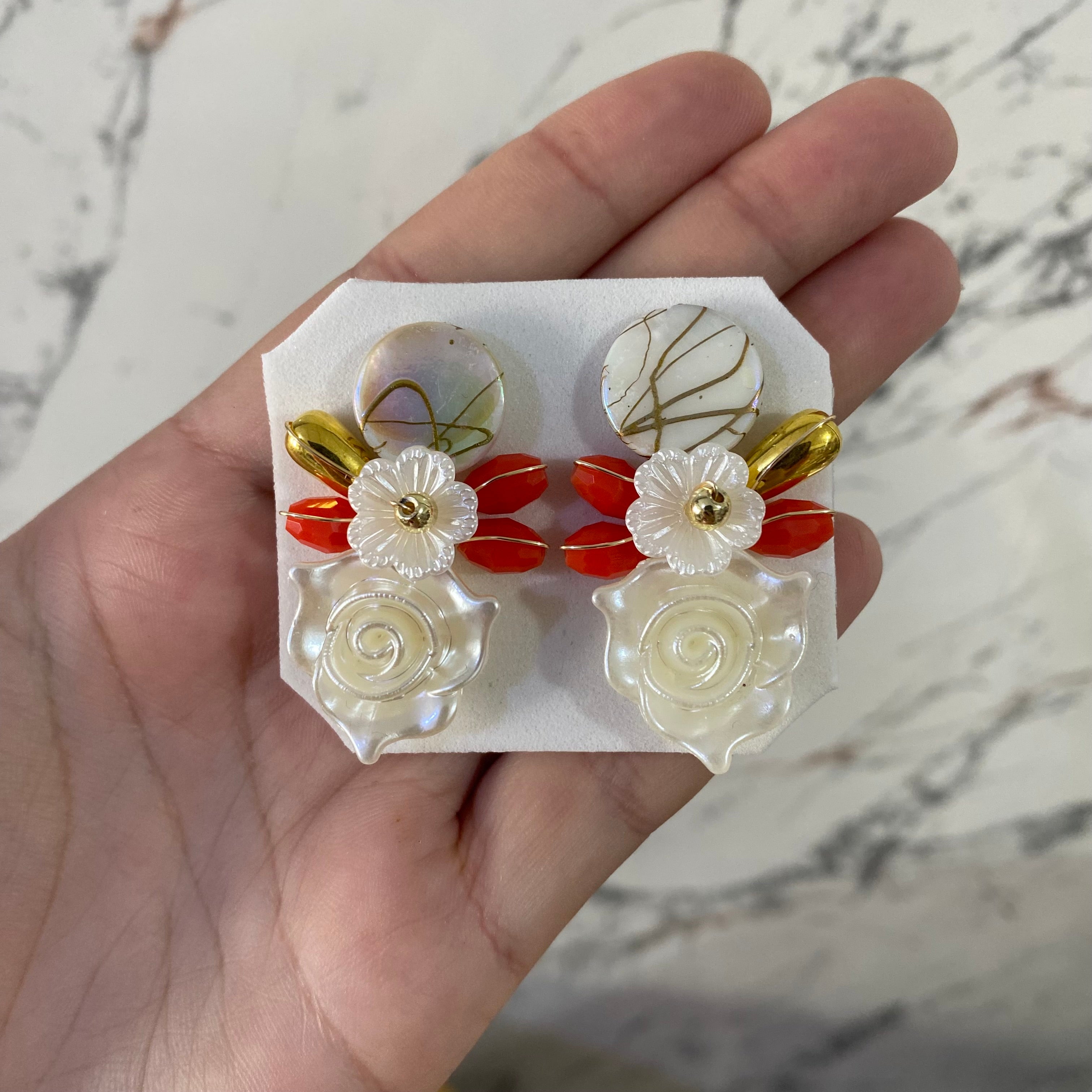 Arete con flor acrílica