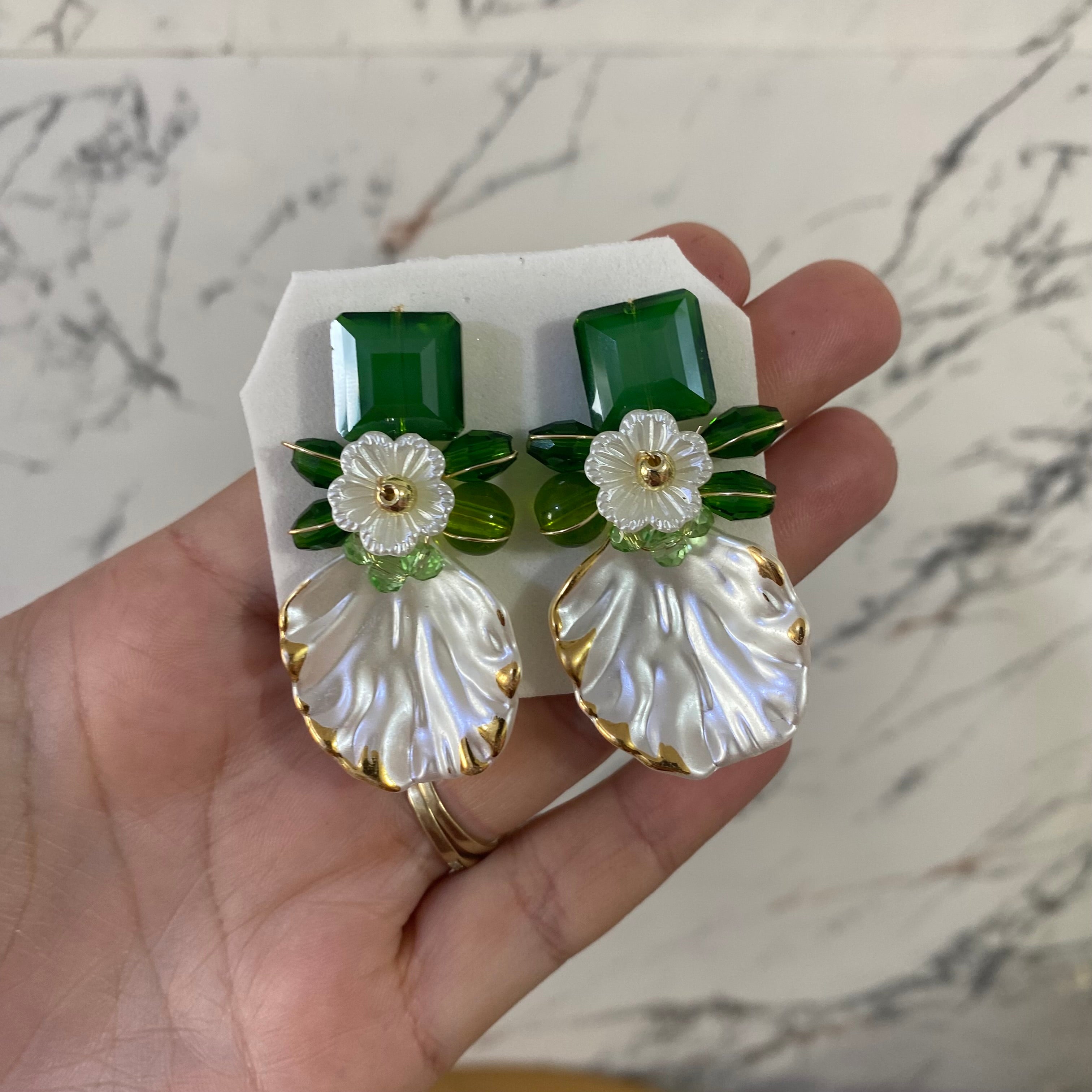 Arete con hoja acrílica grande