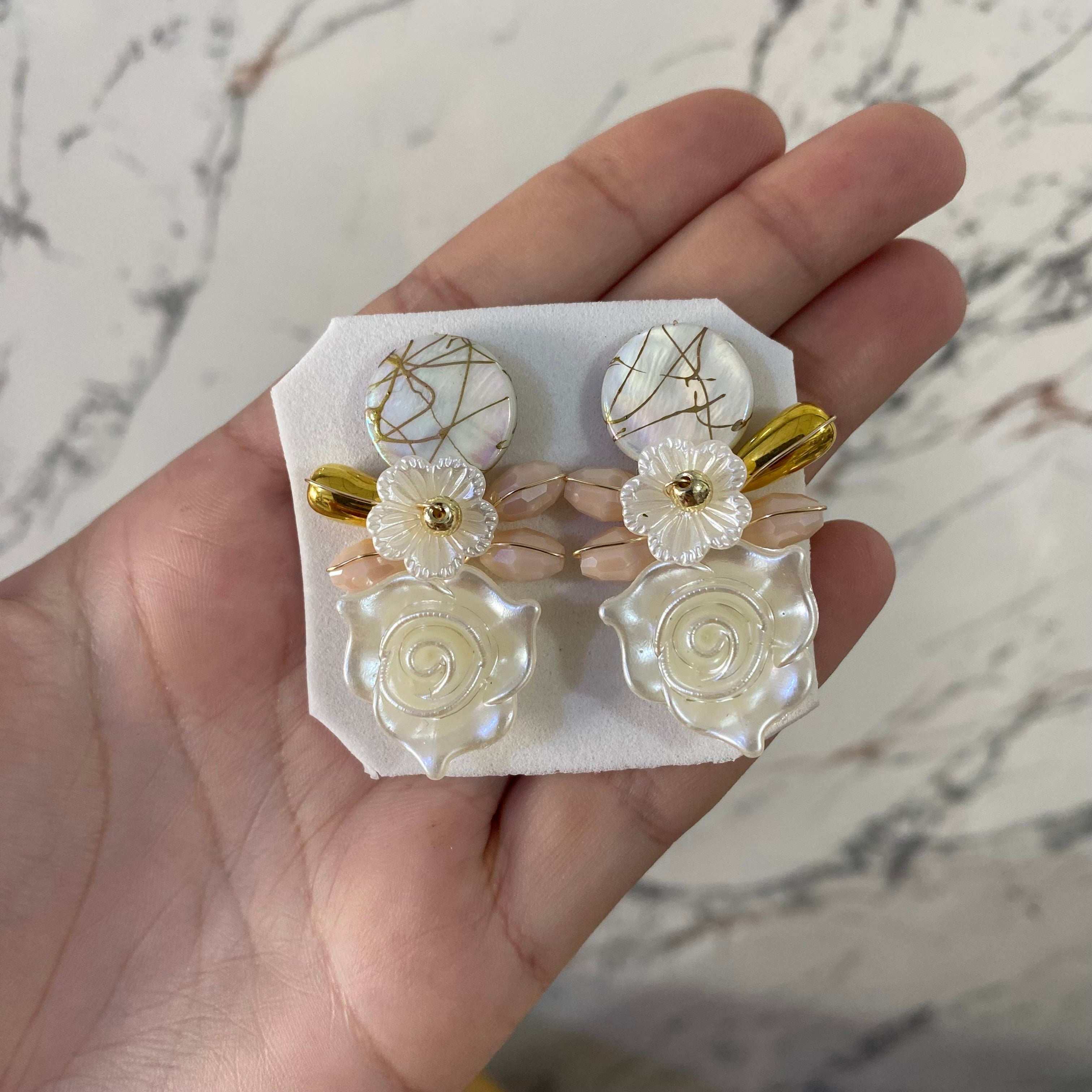 Arete con flor acrílica