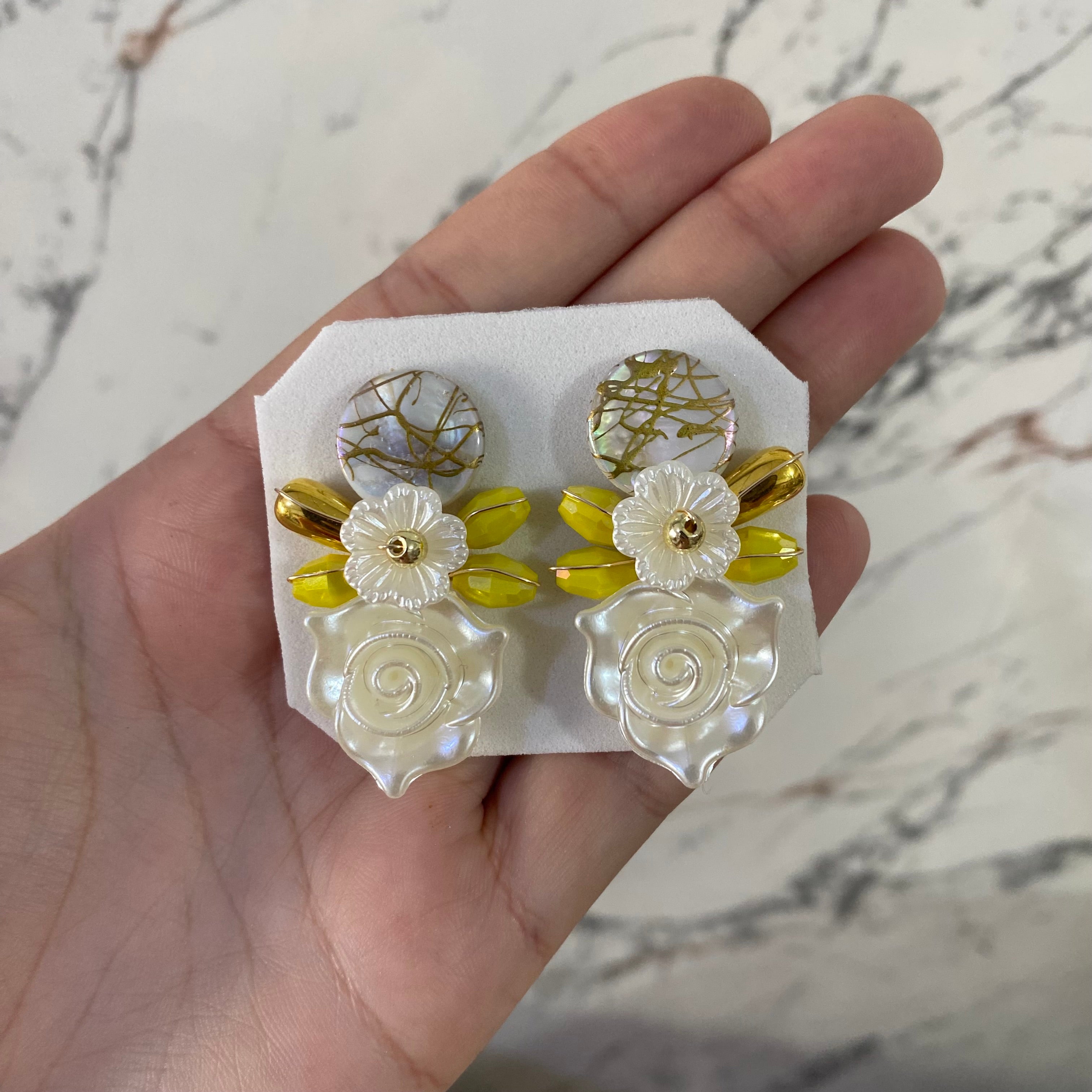 Arete con flor acrílica