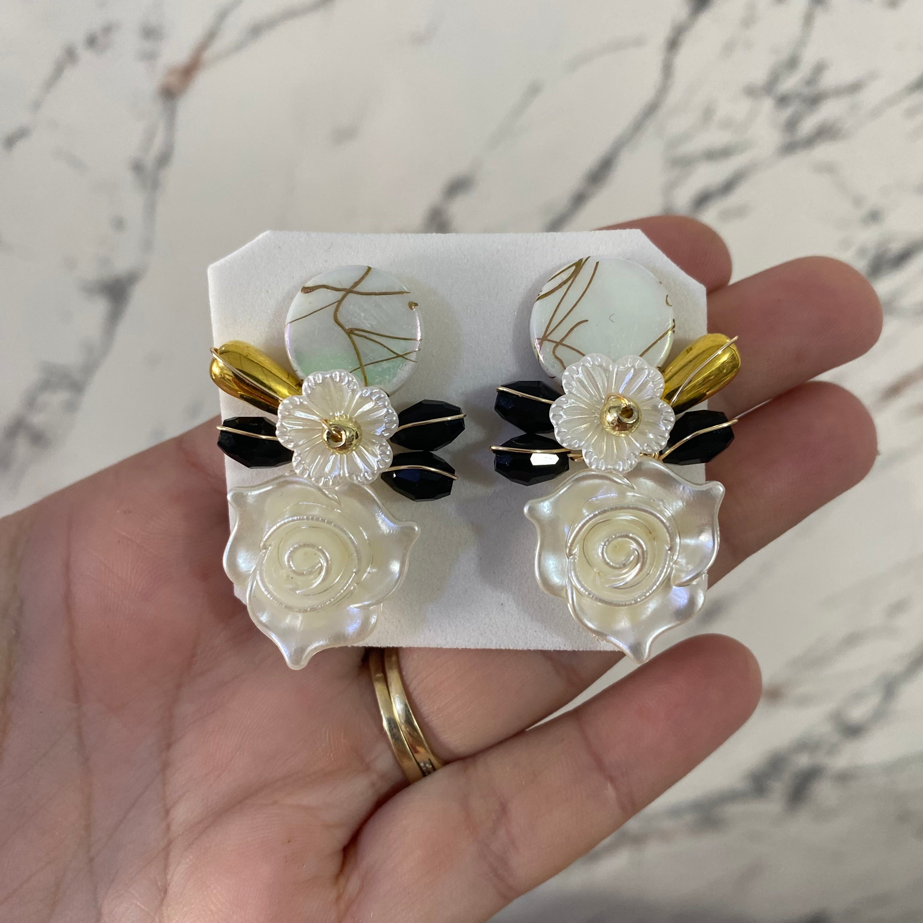 Arete con flor acrílica