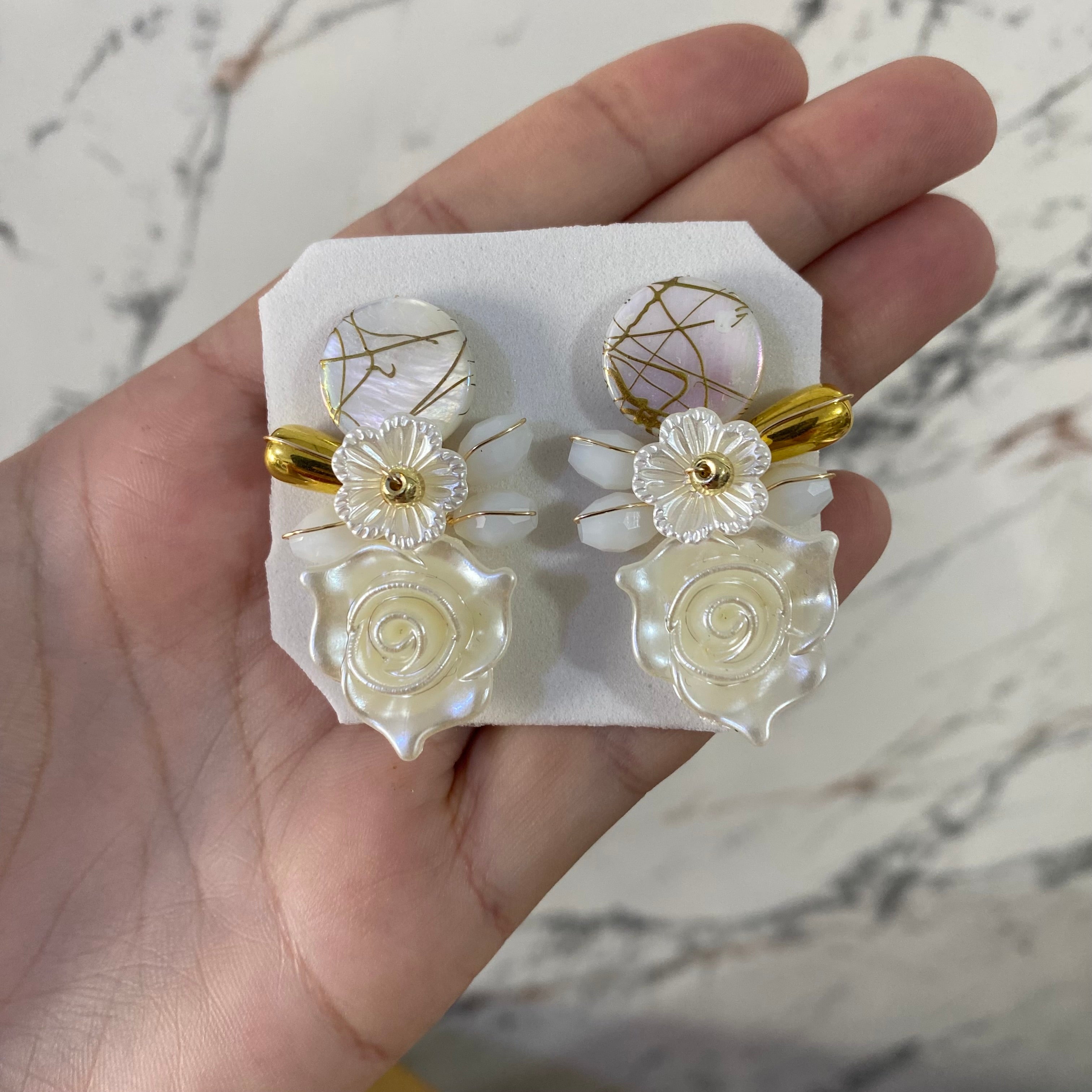 Arete con flor acrílica