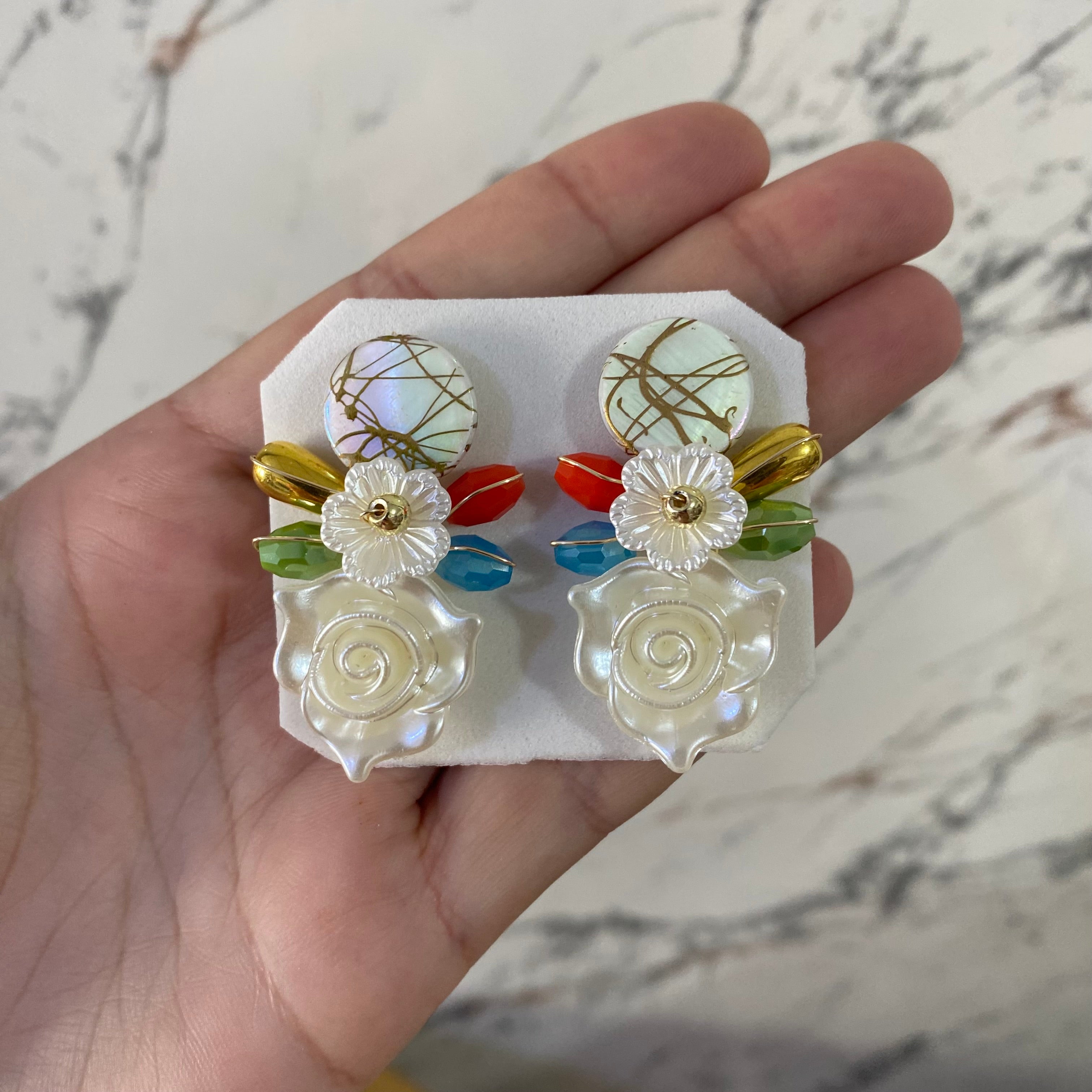 Arete con flor acrílica